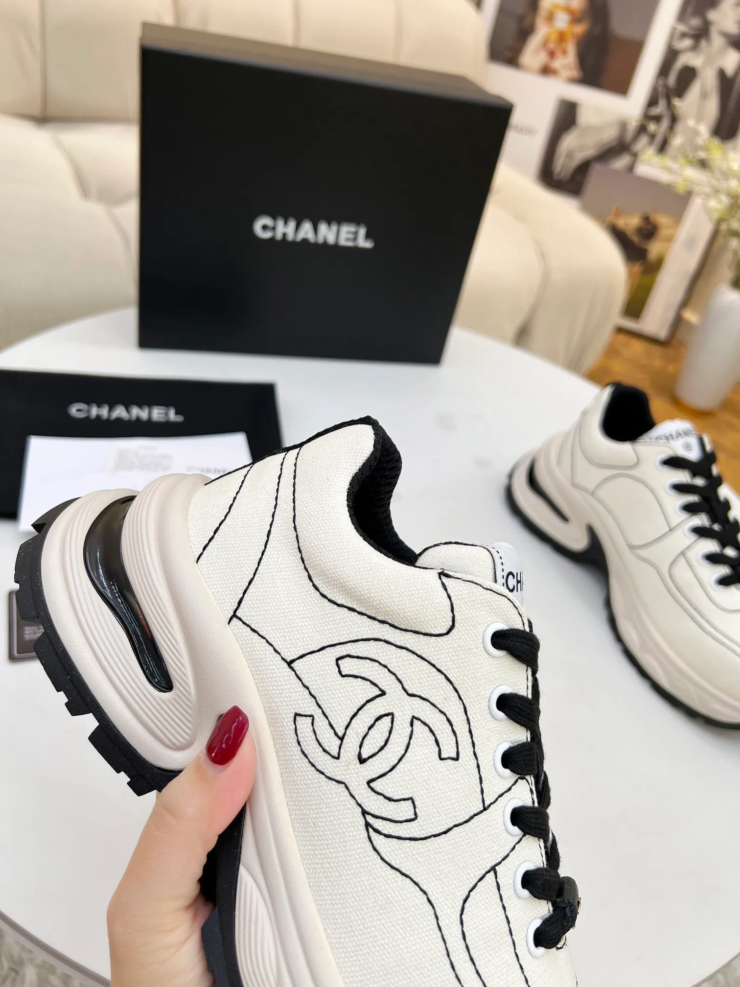 👟👟Ex-factory price 500👟👟 Cloth CHANEL 25C new casual shoes for early spring vacation. A pair of comfortable shoes can reduce the fatigue on your feet. The new style is very versatile, whether it is daily wear or a sister party. It can be easily used for commuting in the workplace, outdoor sports and various occasions. It can increase the height, straighten the legs, modify the shape of the feet, is comfortable and comfortable without rubbing the feet, and has good breathability. It can also be worn in summer. Office workers can also easily own it when wearing it. The fabric is pebbled cowhide + plaid pad to show off sheepskin. The original open-molded rubber foam outsole! size: 35-40 (41 customized, non-refundable and non-exchangeable)